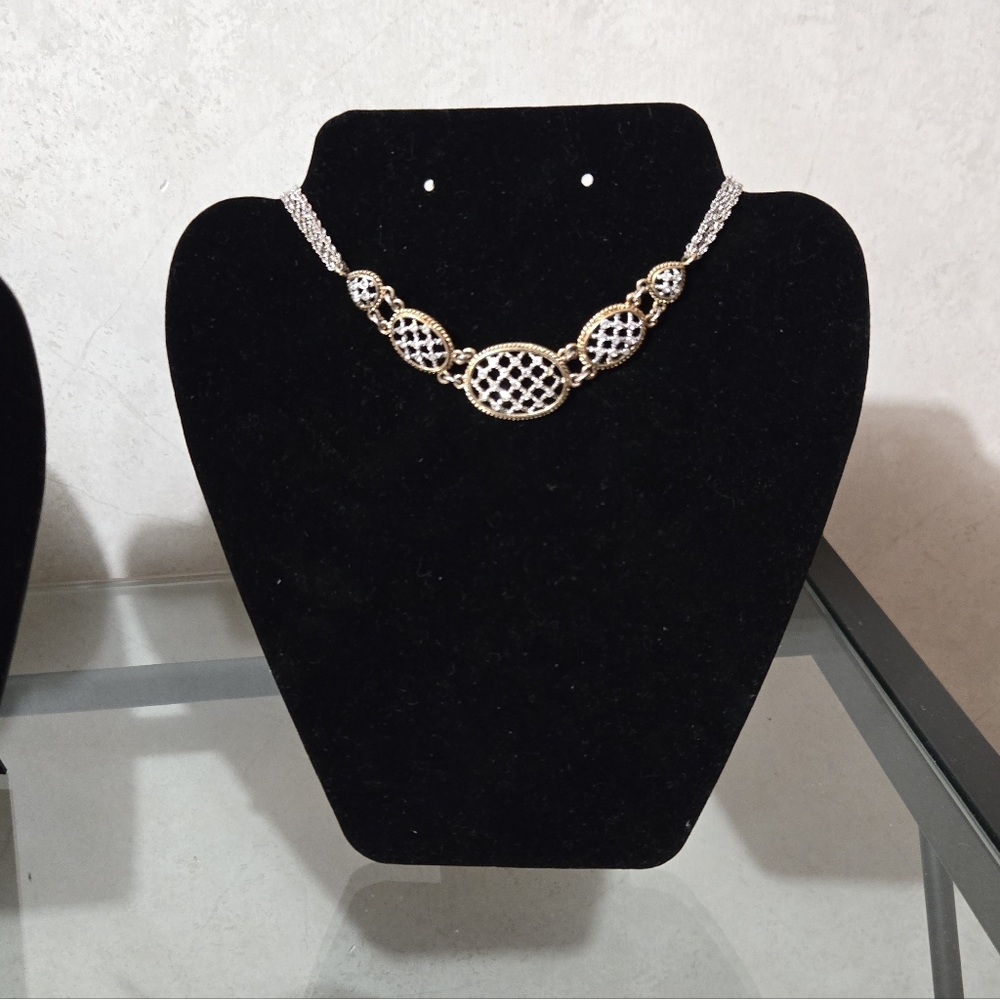 GORGEOUS STATEMENT NECKLACE